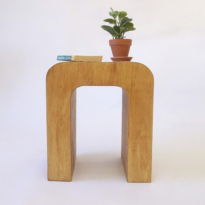 Moderner, geschwungener Beistelltisch aus Holz – 40 × 30 × 45 cm