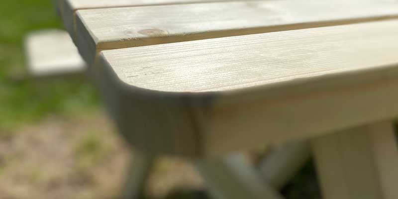 Entdecken Sie die langlebige Robustheit der ROYAL KING® Picknicktische mit 45 mm dicken, imprägnierten Fichtenholzbrettern!
