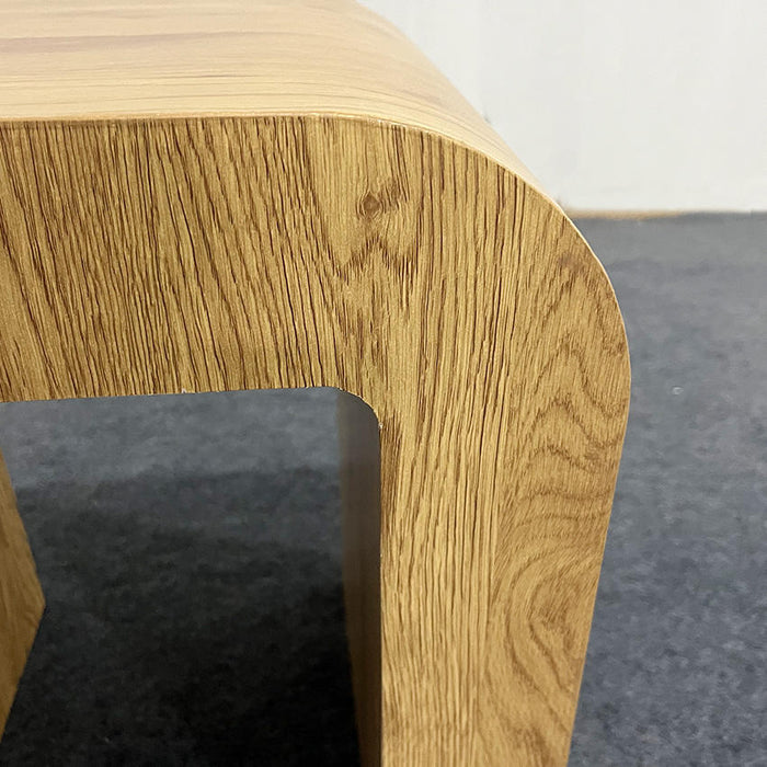 Moderner, geschwungener Beistelltisch aus Holz – 40 × 30 × 45 cm