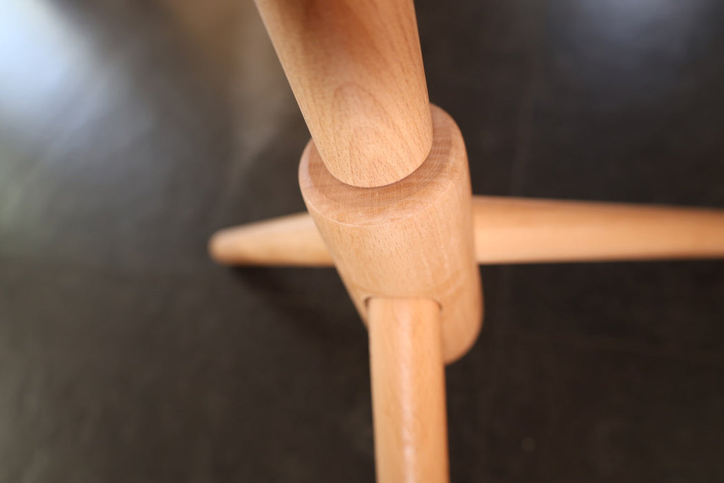 Porte-manteau en hêtre avec trépied – design minimaliste 37 × 37 × 170 cm