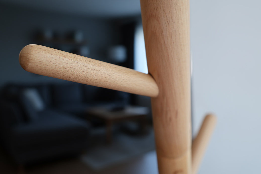 Porte-manteau en hêtre avec trépied – design minimaliste 37 × 37 × 170 cm