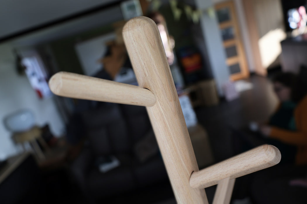 Porte-manteau en hêtre avec trépied – design minimaliste 37 × 37 × 170 cm